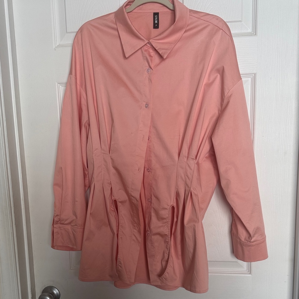 STYLEWE Urban Craftsman Salmon Colored button-up top with front splits